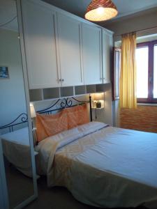 מיטה או מיטות בחדר ב-La spiaggetta Maladroxia
