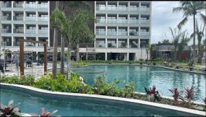 ein großes Schwimmbad vor einem Gebäude in der Unterkunft Salinas Premium Resort in Salinópolis + 7 Fotos