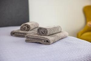 Un grupo de toallas sobre una cama. en Palanga Deluxe 2, en Palanga 38 fotos más