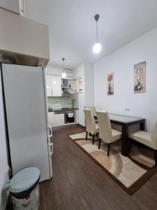 uma cozinha e sala de jantar com mesa e cadeiras em Apartment Music em Sarajevo