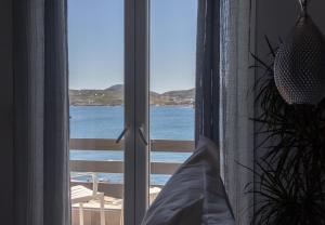 una ventana con vistas al océano en DIIO Suites, en Ermoupoli
