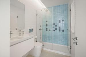 een badkamer met een bad, een toilet en een wastafel bij The Downtown Charming Apartments in Porto +56 foto's