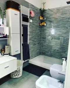 łazienka z prysznicem, toaletą i umywalką w obiekcie RaRoom Boutique Home w mieście Torre del Greco +29 zdjęć
