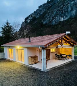 une maison avec une table et des chaises devant elle dans l'établissement LOFT24 fibre tout compris, à Ussat