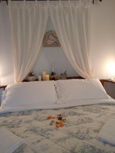 um quarto com uma cama branca com ursos de peluche em Il Rifugio, nel cuore della Maremma Toscana, zona Saturnia em Murci