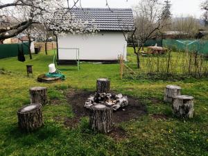 Aed väljaspool majutusasutust Chatka u Horalíků