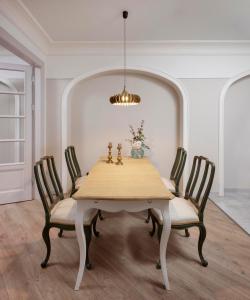 uma sala de jantar com mesa e cadeiras em Design-Appartement im Herzen von Görlitz em Görlitz