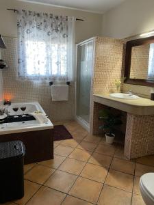 uma casa de banho com um lavatório, um chuveiro e um WC. em Chalet Hercules la barrosa em Chiclana de la Frontera