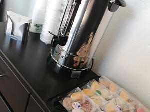 Příslušenství pro přípravu čaje a kávy v ubytování Hotel Aquiles