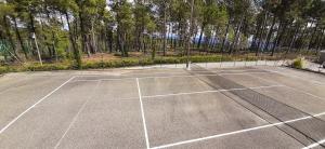 Εγκαταστάσεις για τένις ή/και σκουός στο Camping Hello Soleil ή εκεί κοντά