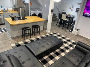 Una sala de estar con un sofá y una cocina. en Birthday House, en Columbia