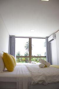 a bedroom with a bed with a large window at MILAGRES DO OKA CASA 30 in São Miguel dos Milagres