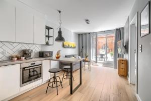 Kuchyňa alebo kuchynka v ubytovaní Apartament 1000 Stare Miasto bulwary Apartamenty No 1