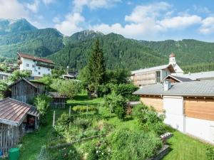 ザウテンスにあるHaus Susiの山を背景にした小さな村