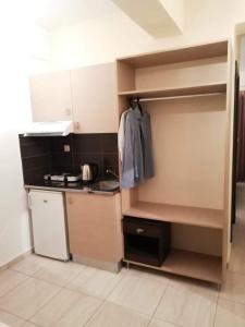 uma pequena cozinha com um lavatório e um frigorífico em Villa Konstantinos em Olympiakí Aktí