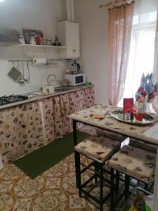 cocina con encimera y mesa con sidx de mesa en La Tana degli Schiavoni, en Pratola Peligna