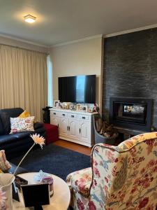 un salon avec un canapé et une cheminée dans l'établissement Casa h'á Vista, à Angra do Heroísmo