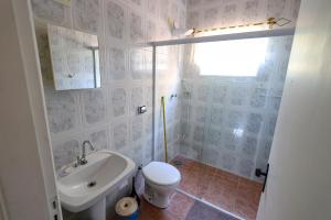 a bathroom with a toilet and a sink at Refúgio de Paz em São Pedro Próximo ao Thermas Water Park in São Pedro +17 photos
