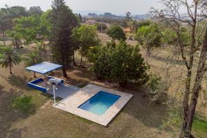 an overhead view of a swimming pool and trees at Refúgio de Paz em São Pedro Próximo ao Thermas Water Park in São Pedro
