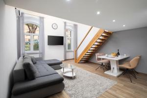 een woonkamer met een bank en een tafel bij Palazzine apartments in Pula