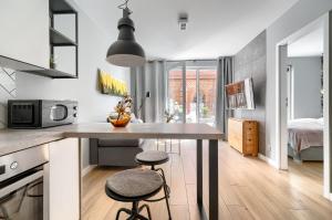 Kuchyňa alebo kuchynka v ubytovaní Apartament 1000 Stare Miasto bulwary Apartamenty No 1