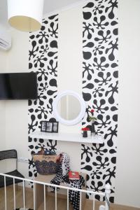 a room with a black and white patterned wall at CozyLuxuryApartment in Keramotí