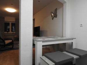 TV a/nebo společenská místnost v ubytování Schöne gemütliche Ferienwohnung mit Fernblick.
