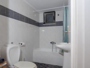 La salle de bains est pourvue de toilettes et d'un lavabo. dans l'établissement Apartment Lazarous 2, à Apolakkiá