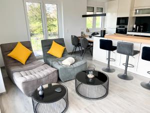 sala de estar con sofá y mesa en Wohnung Alpenblick en Höchenschwand