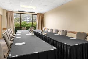 uma sala de conferências com uma mesa longa e cadeiras em Montana Trailhead Inn em Billings