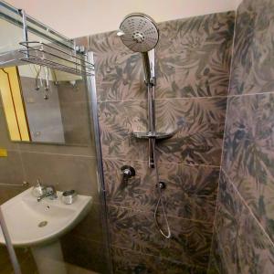 プンタ・セッカにあるCapoSud - Appartamento Giglioのバスルーム(シャワー、シンク付)
