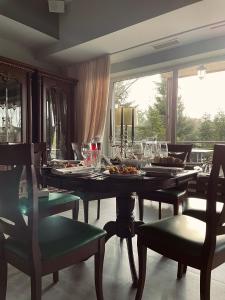 - une salle à manger avec une table et des verres dans l'établissement Laguna House, à Līči