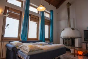 1 dormitorio con 1 cama y chimenea en Sunray Luxury Apartment Zagora with piano, en Zagora