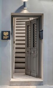una puerta en el lateral de un edificio en The Heart of Syra - Your Home in Ermoupolis, en Ermoupoli