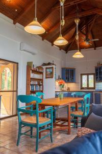 - une salle à manger avec une table et des chaises en bois dans l'établissement Sunray Luxury Apartment Zagora with piano, à Zagora