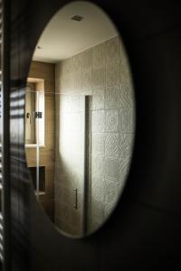 Koupelna v ubytování Trullo e Suites Parini 32 + 37 fotografií