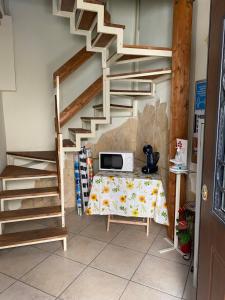 eine Treppe in einem Raum mit einem Tisch und einem Tisch gmaxwell gmaxwell gmaxwell in der Unterkunft Scilla Sole in Scilla