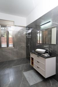 Ванна кімната в Golden Suite Bahai's Garden