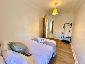 um quarto com duas camas num quarto em Huge serviced Apartment with FREE PARKING em Jesmond