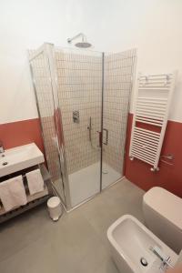 łazienka z prysznicem i umywalką w obiekcie Maison Nanà w Sorrento