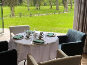 een tafel met een wit tafelkleed en groene servetten bij HOTEL MAS ARET in Peralada
