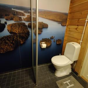 Ett badrum på Uusi Saunamökki Jämsässä, lähellä Himosta
