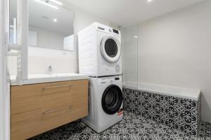 a washer and dryer in a bathroom with a sink at JOLIETTE - Charmant T4 avec terrasse in Marseille