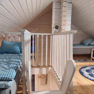 a room with a bunk bed and a table at Uusi Saunamökki Jämsässä, lähellä Himosta in Jämsä