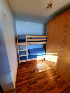 A bed or beds in a room at Chalet Dobratsch