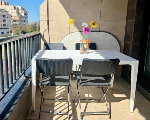 Biały stół i krzesła na balkonie w obiekcie APARTAMENTO LA MATA w mieście La Mata