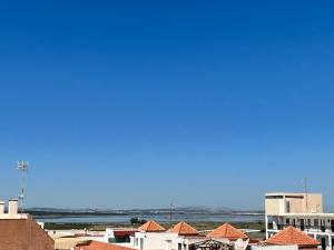 widok na ocean z dachów budynków w obiekcie APARTAMENTO LA MATA w mieście La Mata