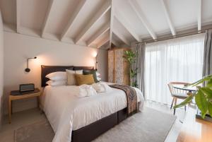 una camera con un grande letto e una finestra di Jardins do Porto - by Unlock Hotels a Porto
