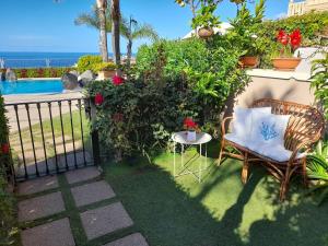 un patio con 2 sillas y una mesa con vistas al océano en Los Órganos Luxe, en Puerto de la Cruz