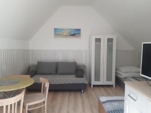 uma sala de estar com um sofá e uma mesa em Przy morzu em Jarosławiec